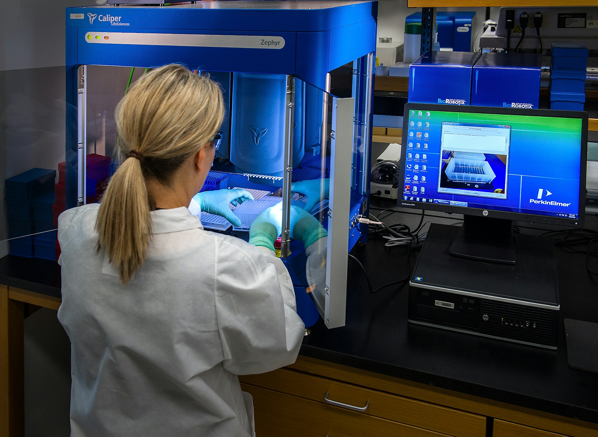 femme réalisant des test de qualité de produits de technologie avancée